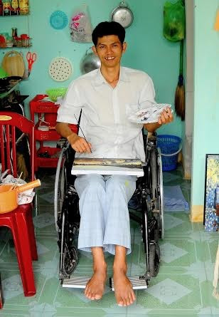 Họa sĩ Nguyễn Tấn Hiền ngồi trên xe lăn Họa sĩ Nguyễn Tấn Hiền ngồi trên xe lăn