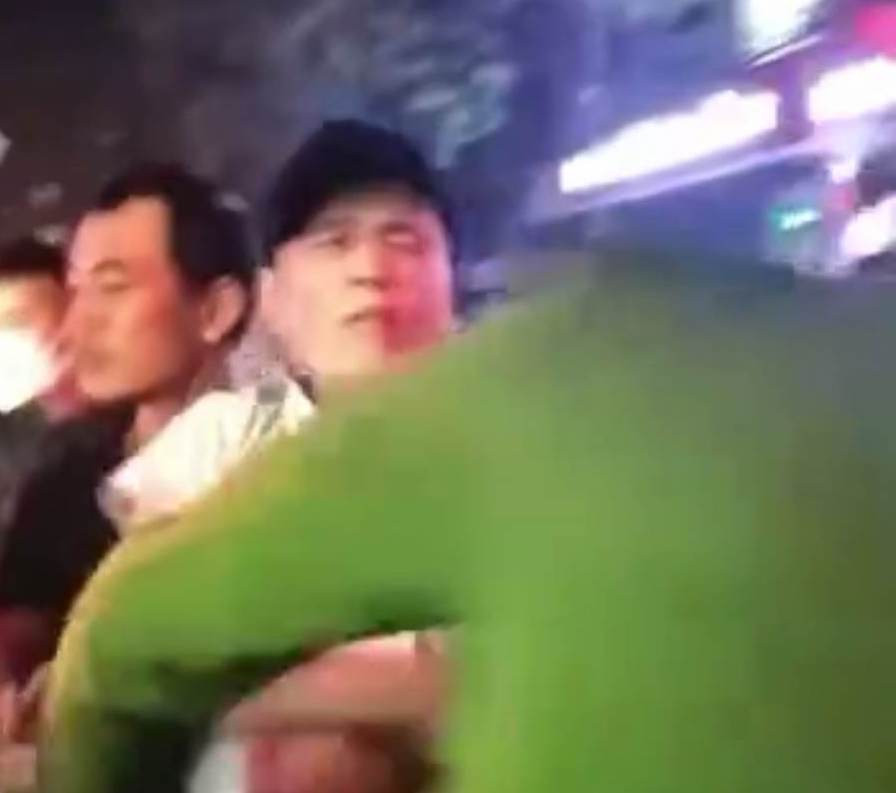 Người đàn ông hùng hổ tát vào mặt công an. (Ảnh: cắt từ clip).