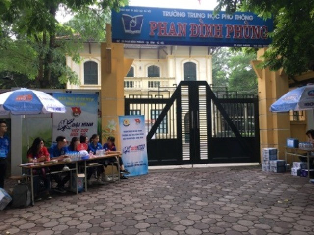 Cổng trường luôn sạch rác