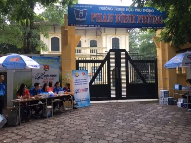 Cổng trường luôn sạch rác