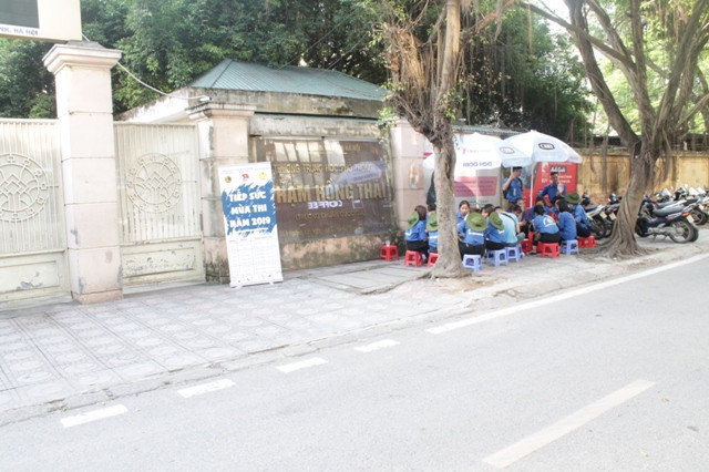 Sinh viên tình nguyện nghỉ ngơi sau khi cổng trường đã an toàn, yên tĩnh