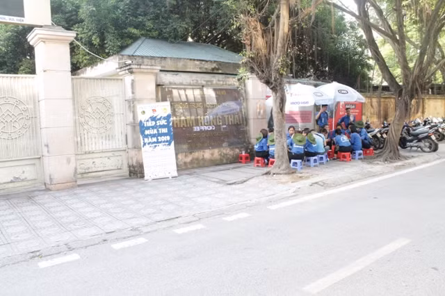 Sinh viên tình nguyện nghỉ ngơi sau khi cổng trường đã an toàn, yên tĩnh