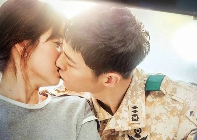 Ngắm ảnh đẹp như cổ tích của Song Joong Ki và Song Hye Kyo trong “Hậu duệ mặt trời“