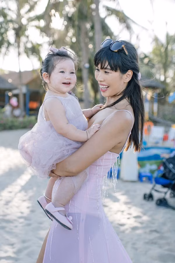 Mới tròn 1 tuổi như Myla khiến nhiều người bất ngờ về độ hóm hỉnh thông minh.