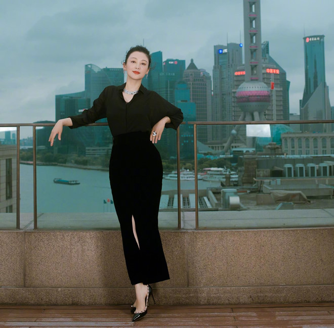 Nhờ vậy, cô được giao vai nữ chính trong nhiều phim chuyển thể từ tiểu thuyết của Quỳnh Dao nhưThủy vân gian, Kỷ độ tịch dương hồng, Yên tỏa trùng lâu. Trần Hồng cũng hai lần được giao vai Điêu Thuyền trongTam Quốc diễn nghĩa 1994, Lã Bố và Điêu Thuyền. Nu dien vien dep nhat Trung Quoc tre trung o tuoi 51 hinh anh 3