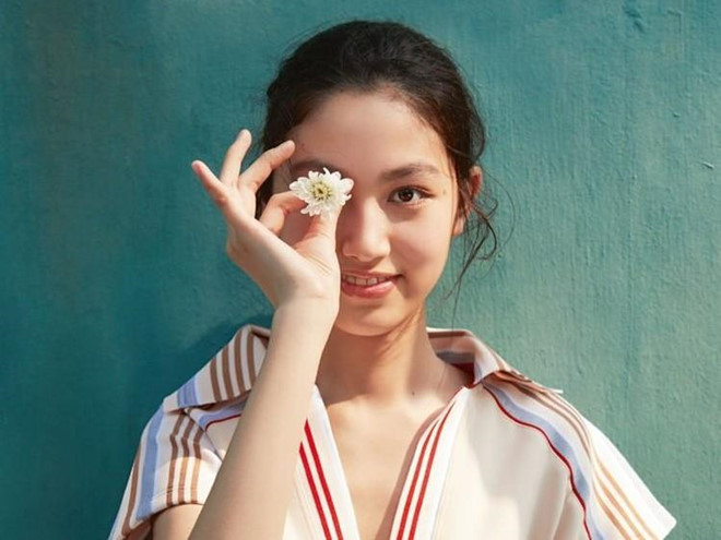 Nhậm Tình Giai (Ella Yam) là con gái của ngôi sao điện ảnh Hong Kong Nhậm Đạt Hoa và người mẫu Kỳ Kỳ. Xuất hiện trên trang bìa Cosmopolitan Hong Kong số mới ra, cô nàng sinh năm 2004 trở thành nhân vật trẻ tuổi nhất của tạp chí thời trang này trong vòng 35 năm qua. Nhan sac con gai