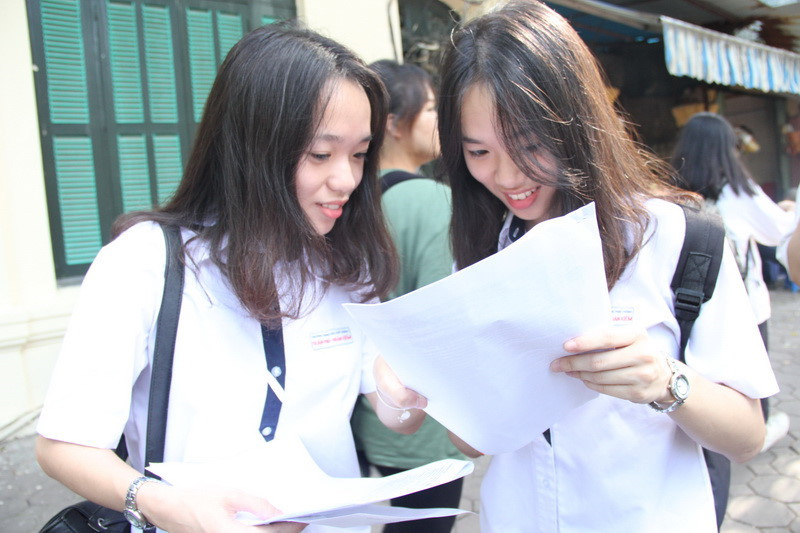 Đôi bạn cùng kiểm tra lại bài và phát hiện mình còn đúng thêm một số câu nên rất vui.