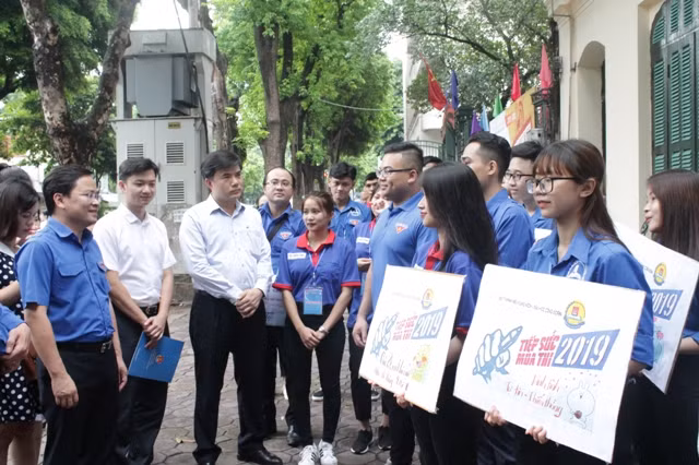 Ông Bùi Văn Linh và ông Nguyễn Anh Tuấn, Bí thư Thường trực Trung ương Đoàn tặng quà cho các tình nguyện viên tại điểm thi THCS Ngô Sỹ Liên