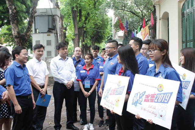 Ông Bùi Văn Linh và ông Nguyễn Anh Tuấn, Bí thư Thường trực Trung ương Đoàn tặng quà cho các tình nguyện viên tại điểm thi THCS Ngô Sỹ Liên