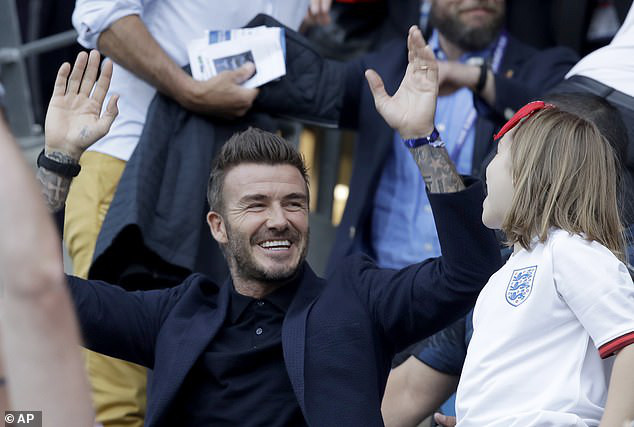 david beckham "đốn tim" người hâm mộ với hành động âu yếm con gái cưng hình 7 david beckham "don tim" nguoi ham mo voi hanh dong au yem con gai cung hinh 7