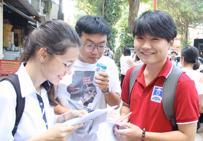 Thí sinh Nguyễn Đức Minh (ngoài cùng bên phải) thảo luận với bạn sau buổi thi.