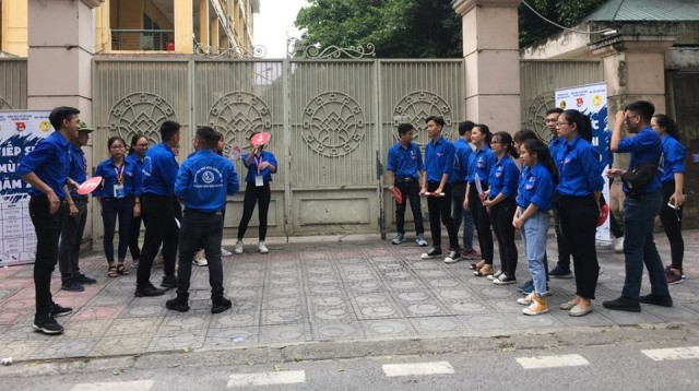 Các bạn trẻ đã có mặt từ 6 giờ sáng...