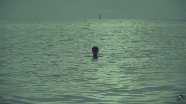 MV Hai triệu năm của nam rapper Đen Vâu được quay dưới biển, trong đó lời nhạc cũng không ít lần đề cập đến những con sóng, liệu đây có phải là điềm báo cho tác phẩm “Sóng” của nhà thơ Xuân Quỳnh? Ảnh cắt từ clip