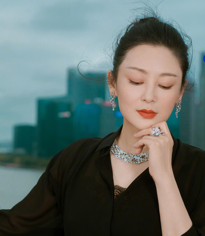 Được yêu mến nhờ nhan sắc tuyệt đẹp nhưng Trần Hồng vẫn mang danh "người đàn bà giật chồng" khi quyết tâm theo đuổi đạo diễn Trần Khải Ca. Trần Hồng quen ông xã khi thử vai cho bộ phim Phong Nguyệt. Vốn đã ngưỡng mộ vị đạo diễn tài danh nên nữ diễn viên ngay lập tức phải lòng người đàn ông hơn cô 16 tuổi. Nu dien vien dep nhat Trung Quoc tre trung o tuoi 51 hinh anh 5