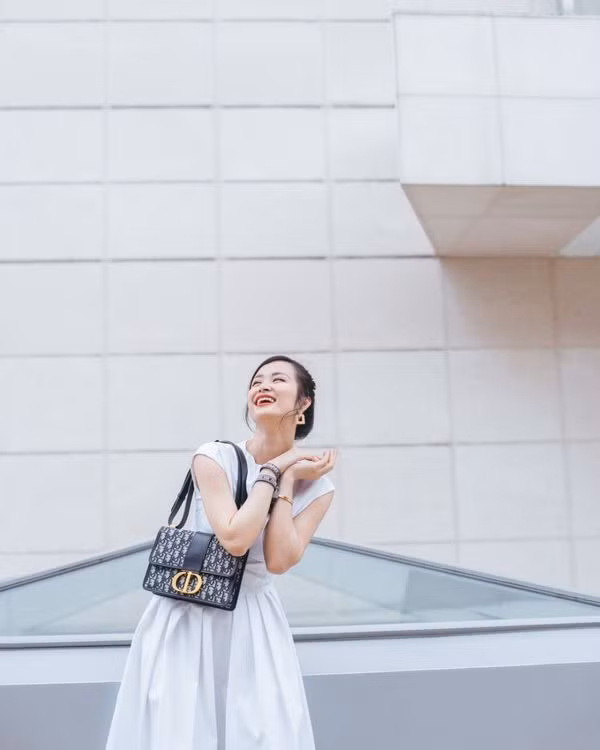 Nhiều người còn không ngần ngại cho rằng cô đang… lão hóa ngược.