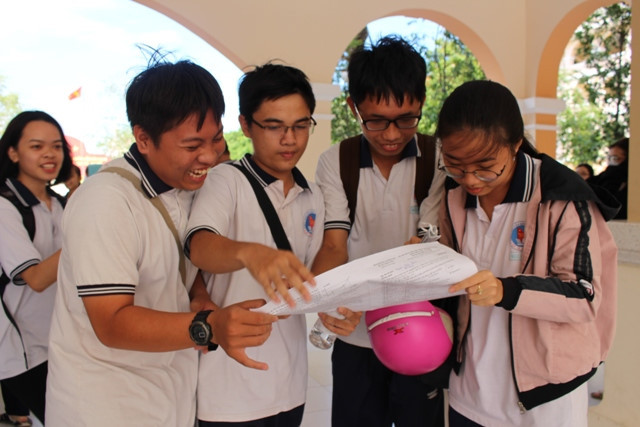 Thí sinh Tiền Giang cười tươi sau môn thi Ngoại ngữ.