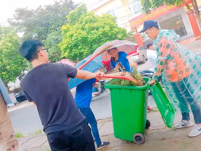 Cổng trường thi sạch rác