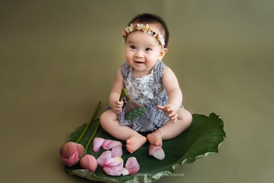 Bộ ảnh em bé bên hoa sen 
