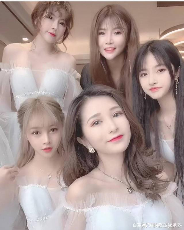 Cô dâu và dàn khách mời toàn hotgirl Weibo gây thất vọng khi lộ diện nhan sắc thật ảnh 1 Cộng đồng mạng - Cô dâu và dàn khách mời toàn hotgirl Weibo gây thất vọng khi lộ diện nhan sắc thật (Hình 2).