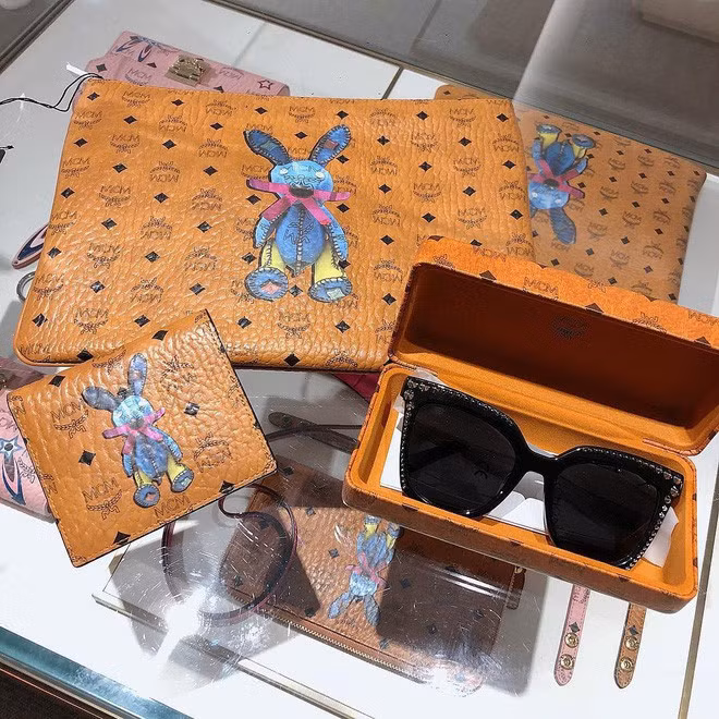 Sang chảnh như cô dâu Khánh Linh của Bùi Tiến Dũng: Mua đồ hiệu hay mỹ phẩm theo... lố ảnh 14