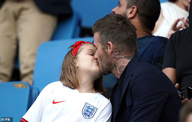 david beckham "đốn tim" người hâm mộ với hành động âu yếm con gái cưng hình 5 david beckham "don tim" nguoi ham mo voi hanh dong au yem con gai cung hinh 5