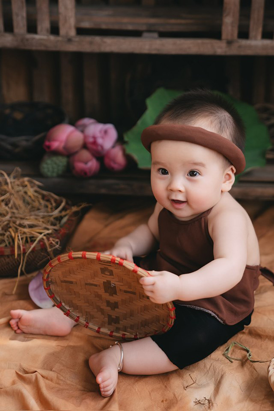 Bộ ảnh em bé bên hoa sen "đốn tim" ngàn người xem ảnh 6 Bộ ảnh em bé bên hoa sen