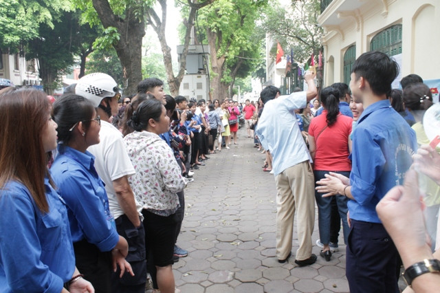 Cách thời gian hết giờ làm bài 10 phút, phụ huynh đứng ngồi không yên ngó nghiêng vào trong khu vực thi ngóng con