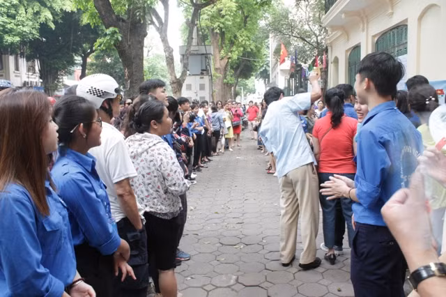 Cách thời gian hết giờ làm bài 10 phút, phụ huynh đứng ngồi không yên ngó nghiêng vào trong khu vực thi ngóng con