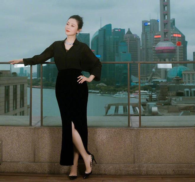 Ngày 20/6, nữ diễn viên Trần Hồng tham gia một sự kiện tại liên hoan phim quốc tế Thượng Hải. Cô trở thành tâm điểm của sự chú ý bởi nhan sắc trẻ trung dù đã bước sang tuổi 51. Nu dien vien dep nhat Trung Quoc tre trung o tuoi 51 hinh anh 1