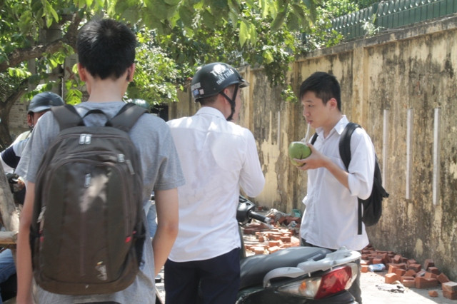 Đưa vội cho con nước uống mới dám hỏi han đề dễ khó vì sợ con mệt