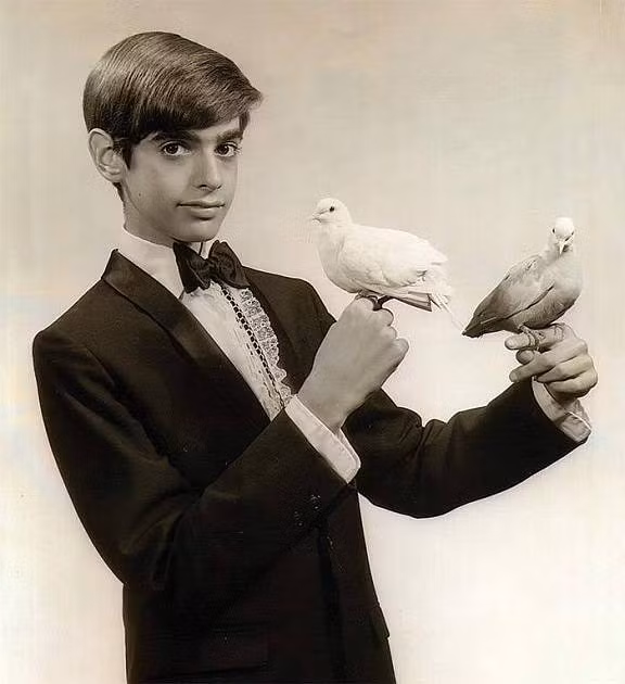 David Copperfield: Cậu bé Do Thái dám cãi lời mẹ theo đuổi niềm đam mê, trở thành ảo thuật gia chinh phục Nữ thần tự do, Vạn Lý Trường Thành - Ảnh 1. David Copperfield: Cậu bé Do Thái dám cãi lời mẹ theo đuổi niềm đam mê, trở thành ảo thuật gia chinh phục Nữ thần tự do, Vạn Lý Trường Thành - Ảnh 1.