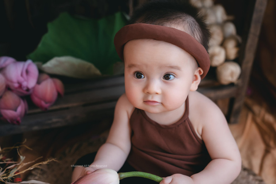 Bộ ảnh em bé bên hoa sen "đốn tim" ngàn người xem ảnh 1 Bộ ảnh em bé bên hoa sen