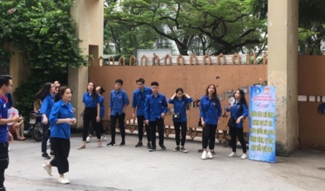 Cổng trường thi luôn có bóng dáng áo xanh tình nguyện