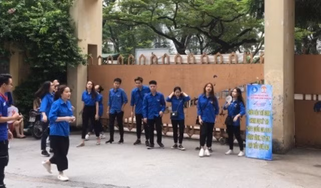 Cổng trường thi luôn có bóng dáng áo xanh tình nguyện