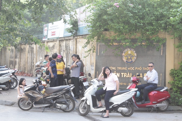Chỉ khi đứng ngoài cổng trường thi giữa trời nắng nóng, bạn mới hiểu được kỳ thi này không chỉ quan trọng với các con, mà với cả bậc làm cha mẹ