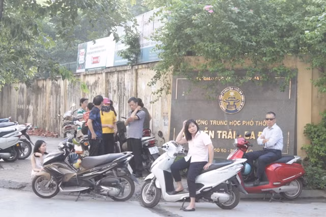 Chỉ khi đứng ngoài cổng trường thi giữa trời nắng nóng, bạn mới hiểu được kỳ thi này không chỉ quan trọng với các con, mà với cả bậc làm cha mẹ