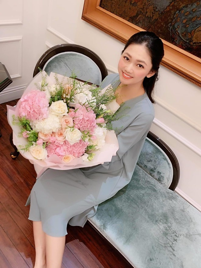 Tò mò cuộc sống của Á hậu lấy chồng đại gia hơn 16 tuổi kín tiếng nhất showbiz Việt hình ảnh 4 to mo cuoc song cua a hau lay chong dai gia hon 16 tuoi kin tieng nhat showbiz viet hinh anh 4