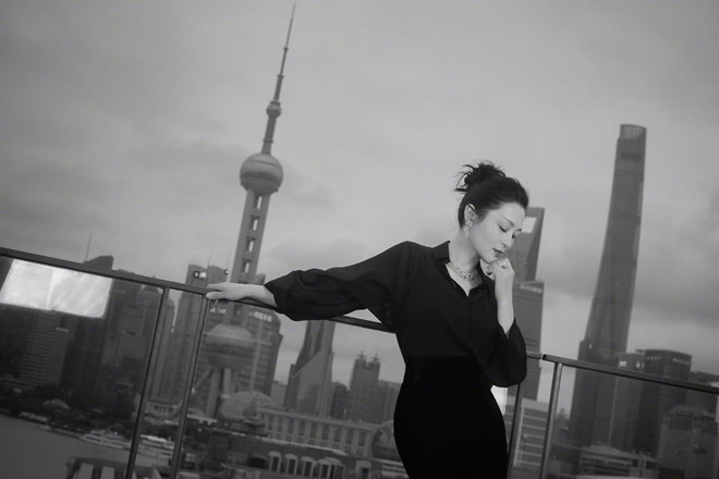 Sau 23 năm, hiện cả hai sống hạnh phúc bên nhau và có hai con trai. Trong đó, con trai thứ 2 là Trần Phi Vũ được đánh giá là thừa hưởng nhan sắc của mẹ. Nu dien vien dep nhat Trung Quoc tre trung o tuoi 51 hinh anh 7