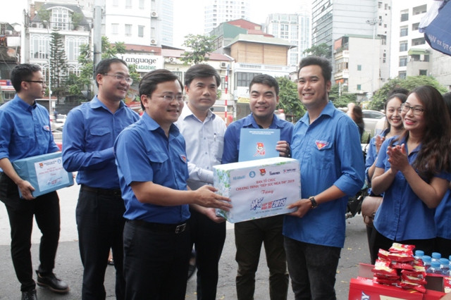 Các tình nguyện viên điểm thi trường THCS Tô Hoàng nhận sự động viên khích lệ từ phía lãnh đạo Bộ GD&ĐT, lãnh đạo Trung ương Đoàn