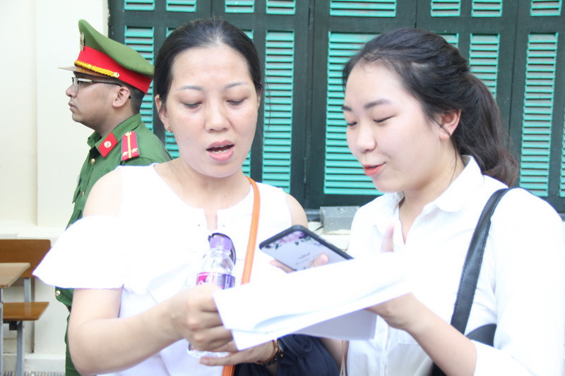 Thí sinh Lê Phương Linh chia vui với mẹ vì làm được bài