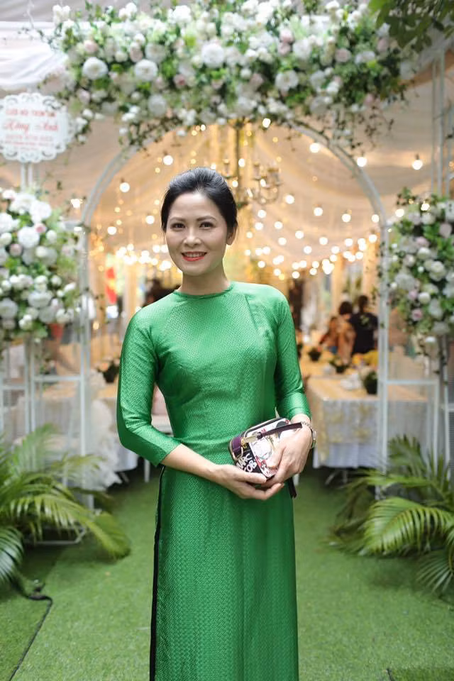 Nhan sắc thật của người phụ nữ làm ông Sơn chao đảo trong Về nhà đi con-10