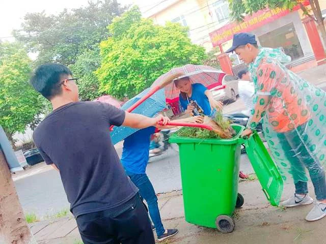 Cổng trường thi sạch rác