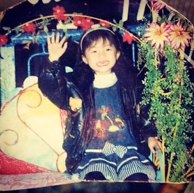 Hạ Vi hiếm hoi chia sẻ ảnh ngày bé chứng minh dậy thì thành công sau khi bị chê mờ nhạt, kém sắc-1