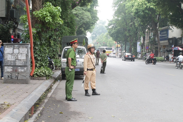 Lực lượng công an luôn túc trực tại các điểm thi để đảm bảo an toàn giao thông