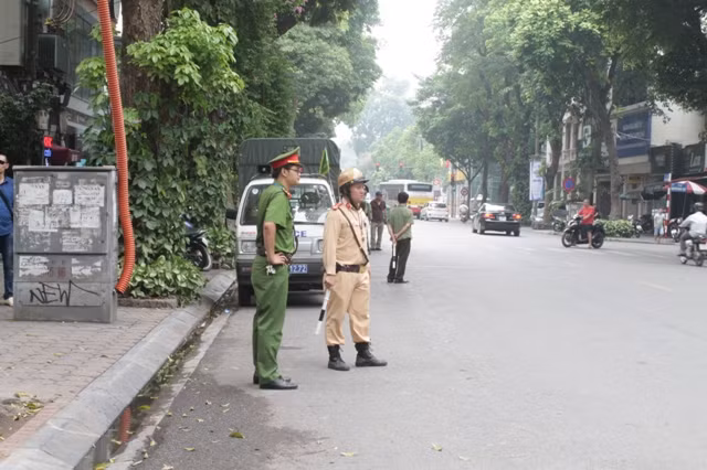 Lực lượng công an luôn túc trực tại các điểm thi để đảm bảo an toàn giao thông