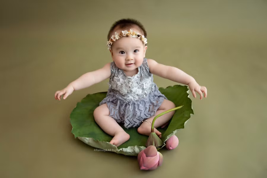 Bộ ảnh em bé bên hoa sen 