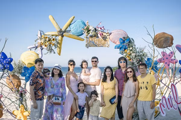 Đại gia đình đến chúc mừng sinh nhật Myla.