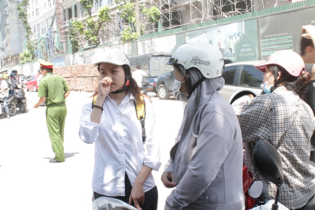 Hỏi han, động viên con mới yên tâm về nhà