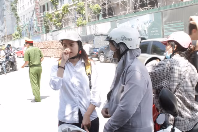 Hỏi han, động viên con mới yên tâm về nhà