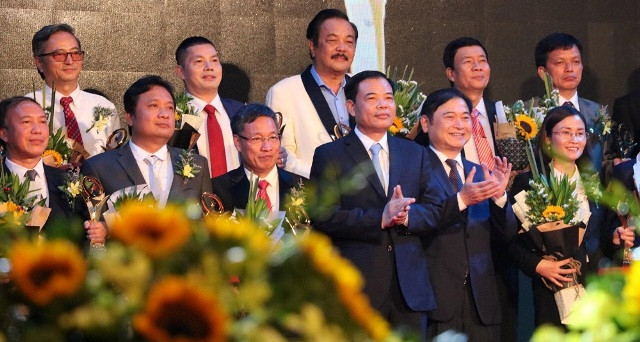 Chủ nhiệm Ủy ban KHCN&MT Quốc hội Phan Xuân Dũng và Bộ trưởng Bộ trưởng Bộ Nông nghiệp và Phát triển Nông thôn Nguyễn Xuân Cường trao giải Vàng Giải thưởng chất lượng quốc gia cho các đơn vị Chủ nhiệm Ủy ban KHCN&MT Quốc hội Phan Xuân Dũng và Bộ trưởng Bộ trưởng Bộ Nông nghiệp và Phát triển Nông thôn Nguyễn Xuân Cường trao giải Vàng Giải thưởng chất lượng quốc gia cho các đơn vị